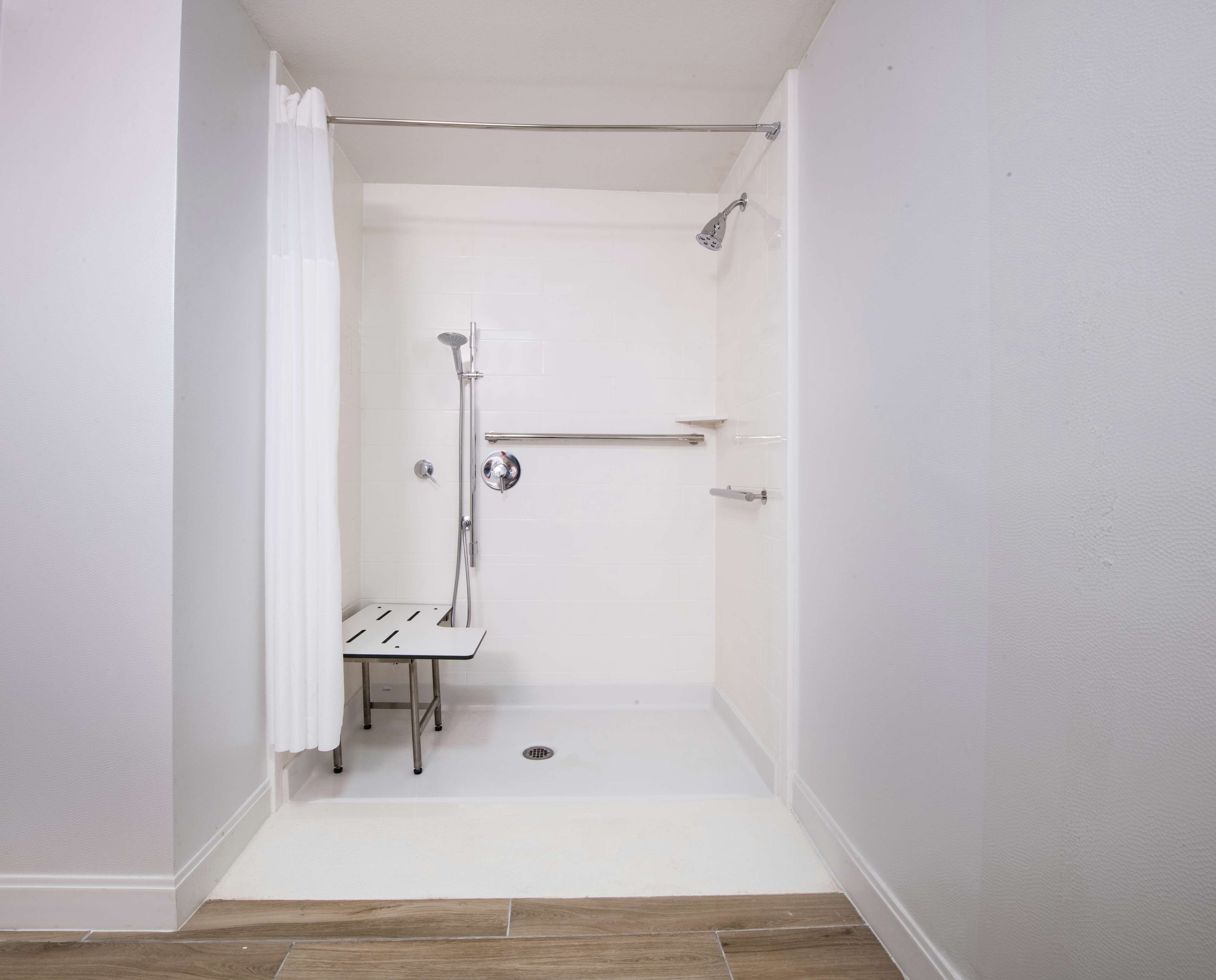 Room, 1 King Bed, Accessible (Roll-In Shower) | Bathroom shower
