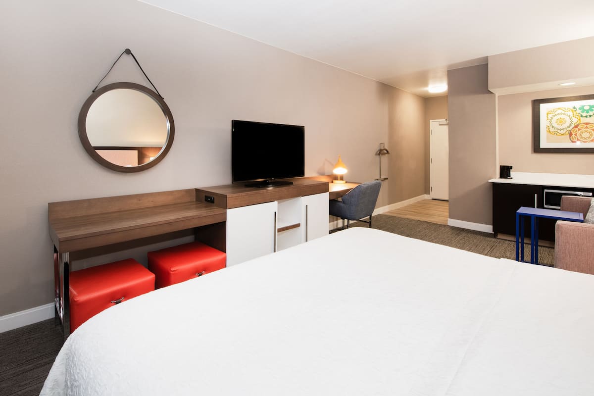 Room, 1 King Bed, Non Smoking (Wet Bar) | Premium bedding, down duvets, desk, laptop workspace