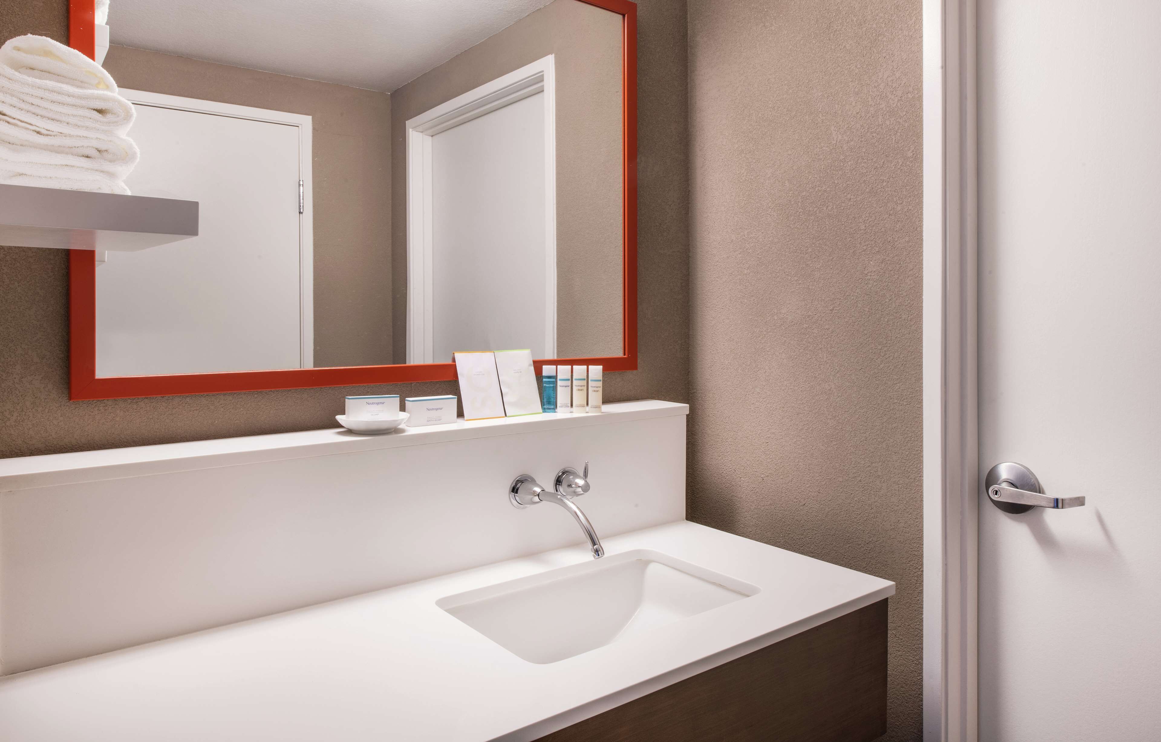 combined shower/bathtub, eco-friendly toiletries, hair dryer, towels