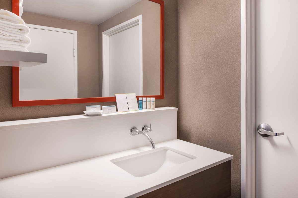 combined shower/bathtub, eco-friendly toiletries, hair dryer, towels