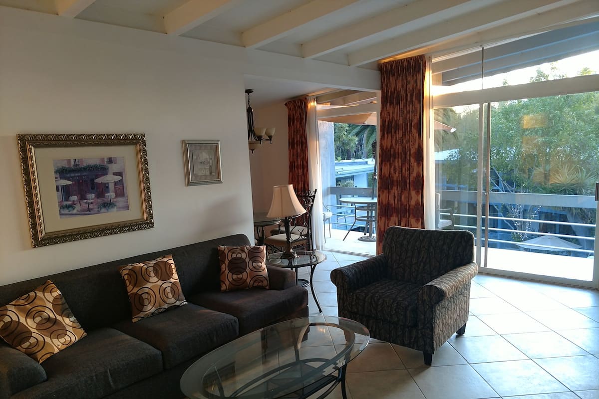 Executive Suite, 1 Bedroom | Living area | Flat-screen TV
