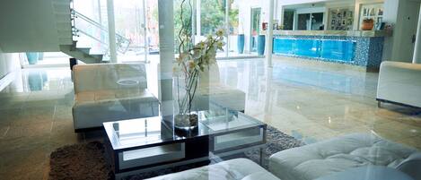 Coin salon dans le hall