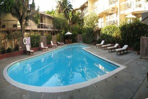 Outdoor pool, open 9:00 AM to 10:00 PM, pool umbrellas, pool loungers - Highland Gardens Hotel (Los Angeles)