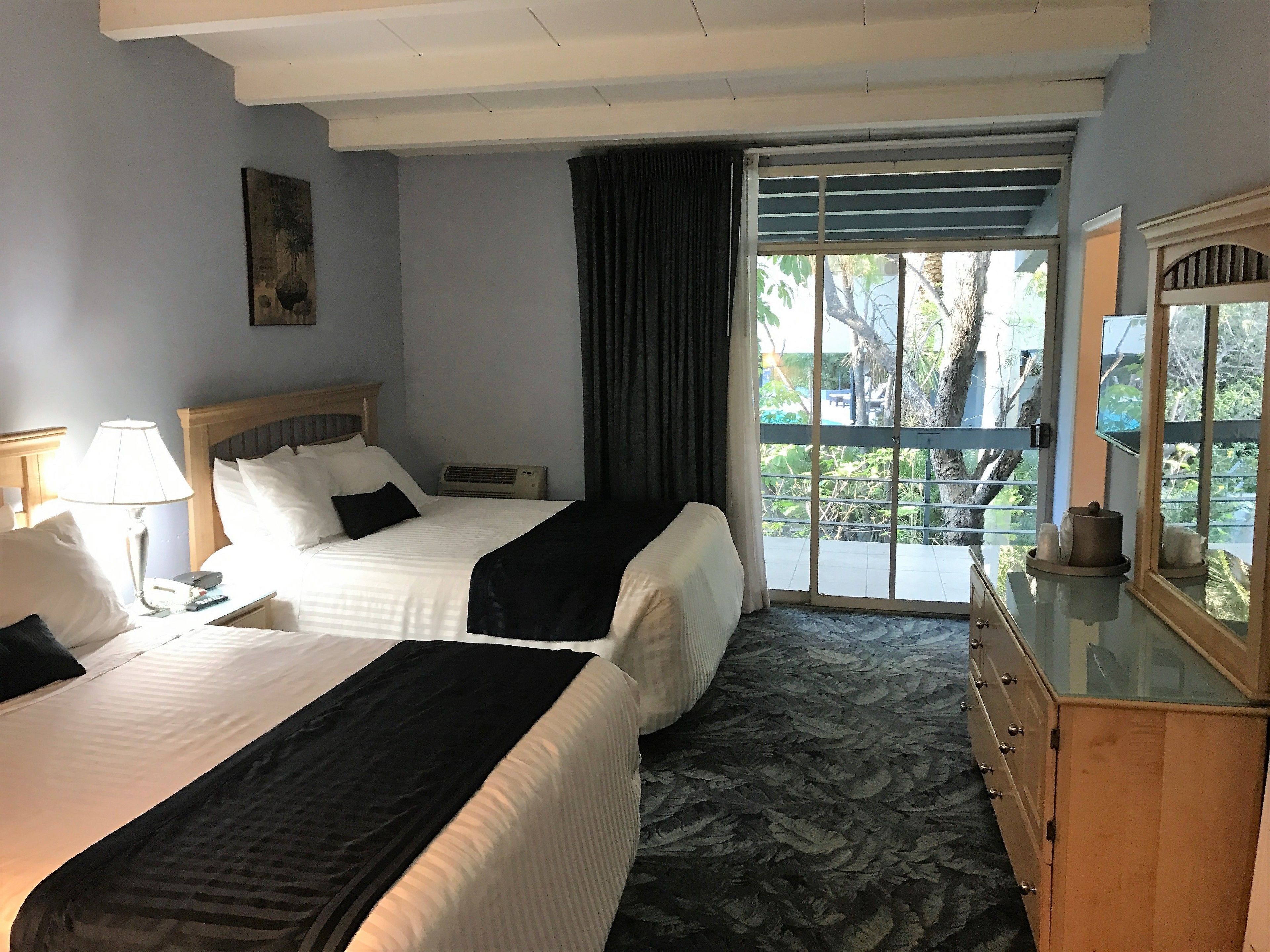 Chambre Double Exécutive, 2 grands lits, coin cuisine | Bureau, rideaux occultants, fer et planche à repasser