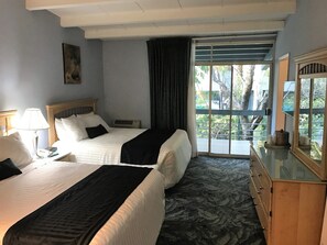 Executive Double Room, 2 Katil Ratu (Queen), Kitchenette | Meja, langsir/tirai gelap terus, seterika/papan seterika 