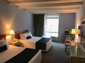 Desk, blackout curtains, iron/ironing board, free cots/infant beds - Highland Gardens Hotel (Los Angeles)