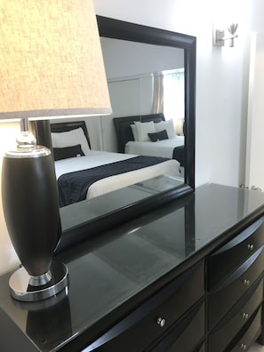 Chambre exécutive double, 2 grands lits, cuisinette | Bureau, rideaux d’obscurcissement, fer et planche à repasser