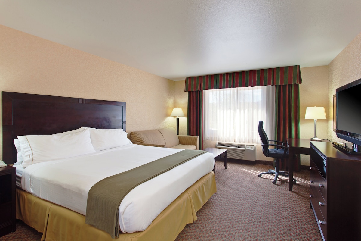 Standard Room, 1 King Bed with Sofa bed | In-room safe, desk, iron/ironing board, free cots/infant beds