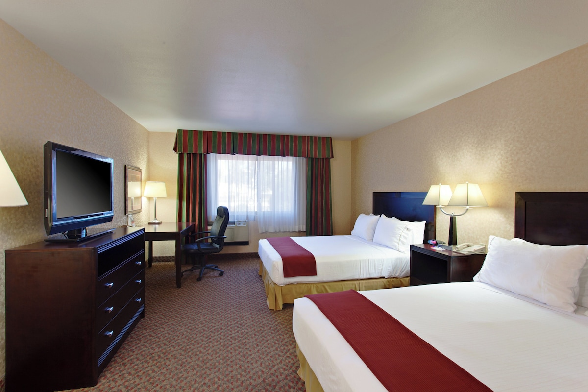Standard Room, 2 Double Beds, Accessible Bathtub (Mobility) | In-room safe, desk, iron/ironing board, free cots/infant beds