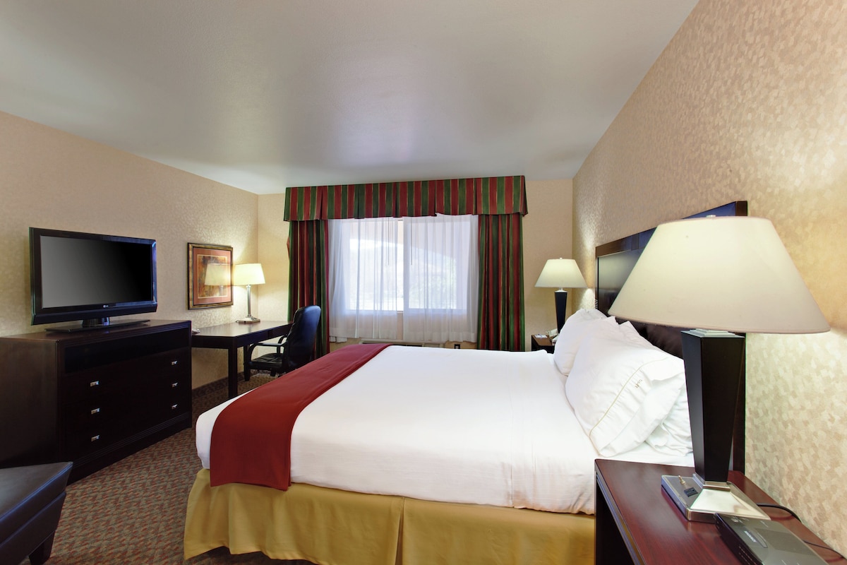 Standard Room, 1 King Bed | In-room safe, desk, iron/ironing board, free cots/infant beds
