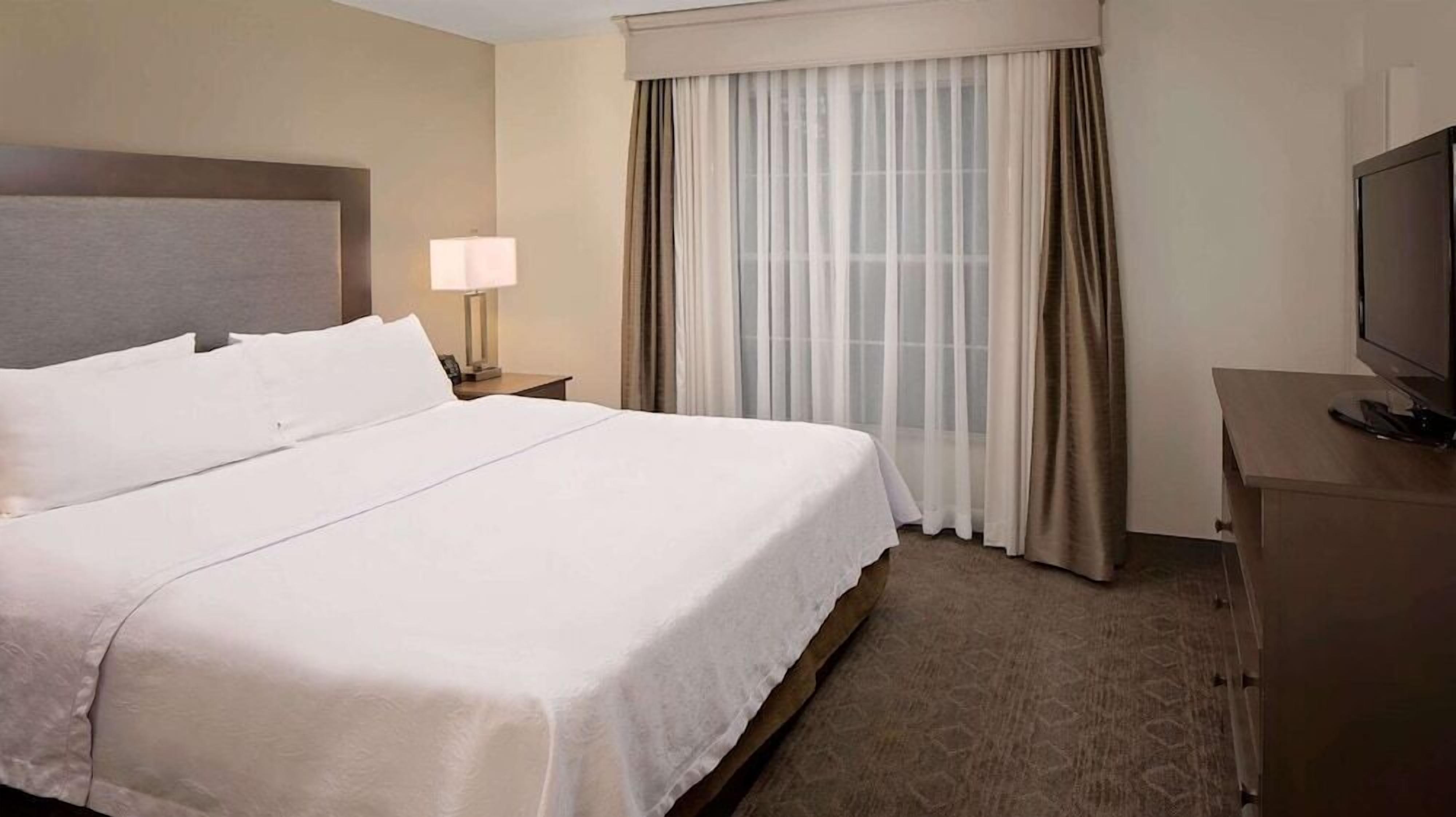 Egyptian cotton sheets, premium bedding, in-room safe, desk