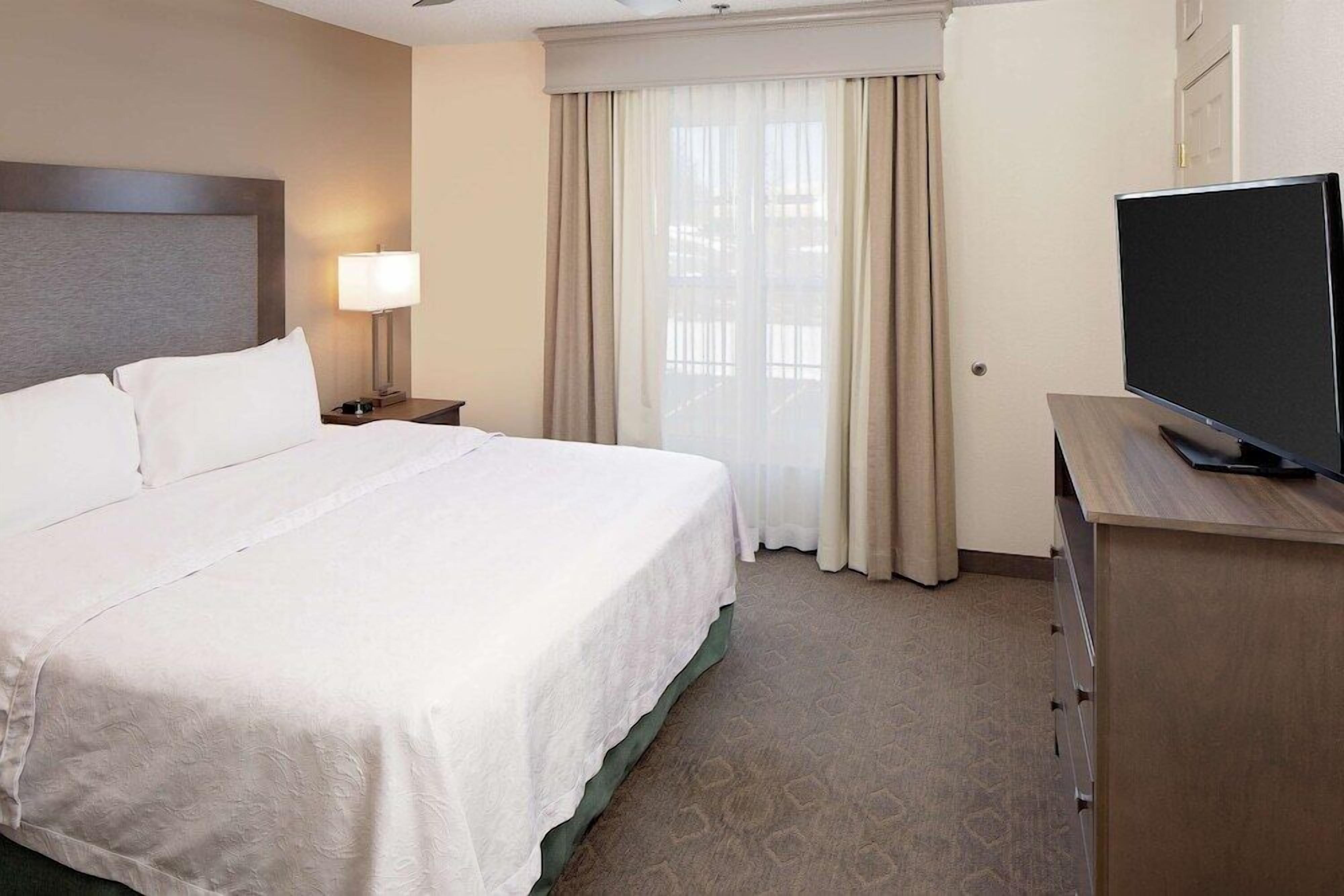 Egyptian cotton sheets, premium bedding, in-room safe, desk