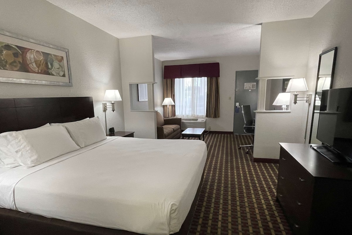 Premium bedding, in-room safe, individually furnished, desk