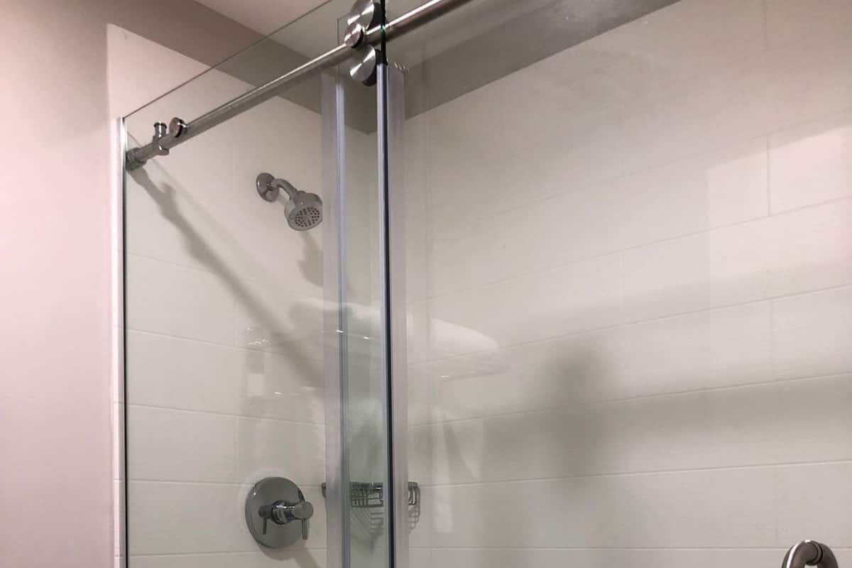 Bathroom | Combined shower/tub, free toiletries, hair dryer, towels