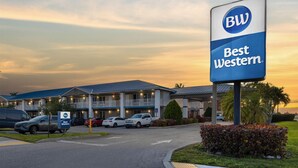 A Best Western hotel with a large sign, multiple parking spaces, and a well-maintained lawn. - Best Western Of Clewiston (Clewiston)