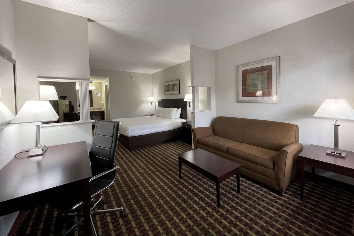 Premium bedding, in-room safe, individually furnished, desk