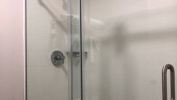 Combined shower/tub, free toiletries, hair dryer, towels