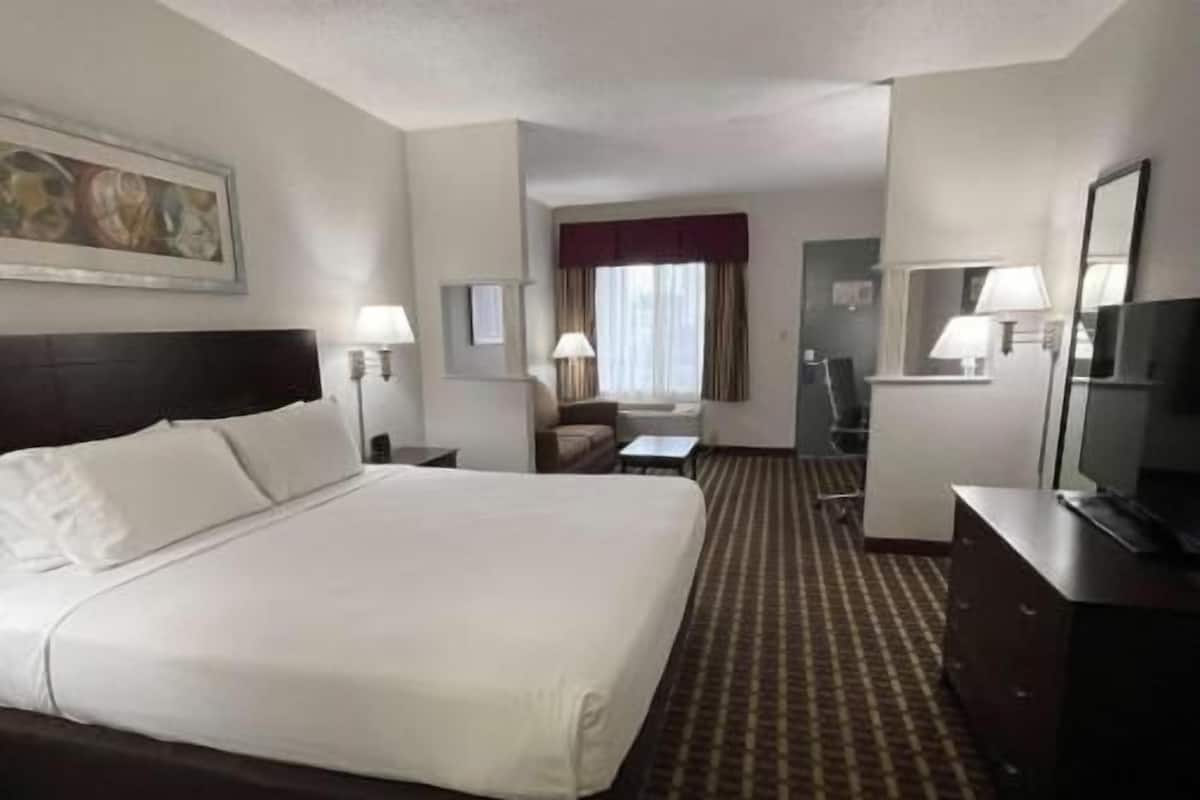 Premium bedding, in-room safe, individually furnished, desk