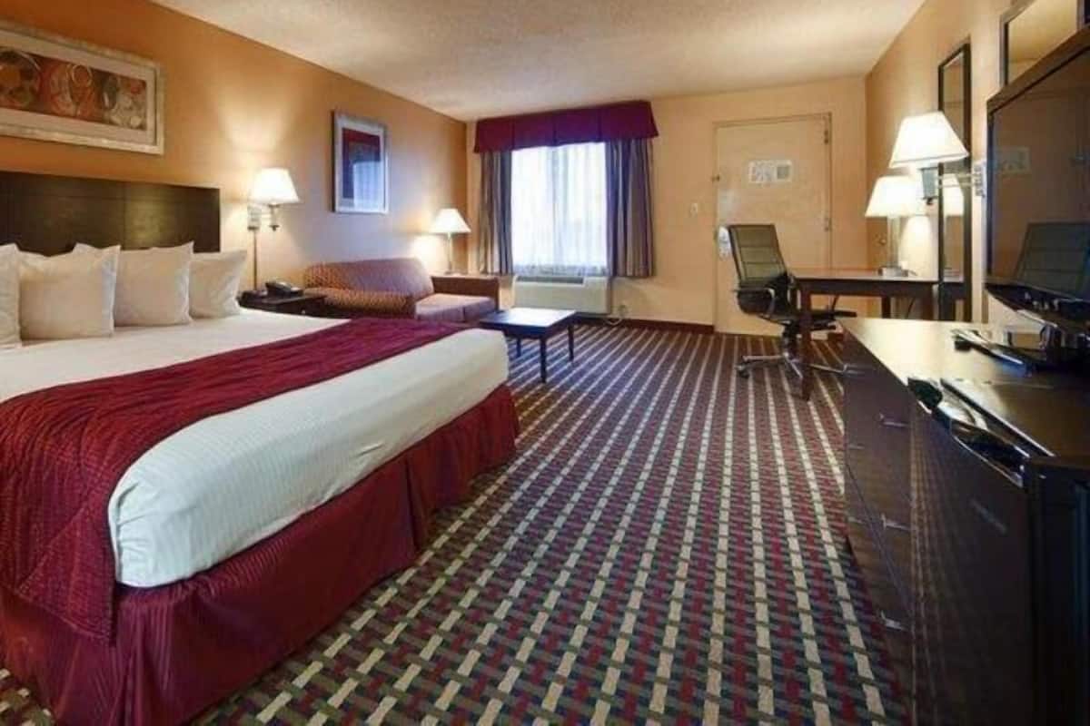 Premium bedding, in-room safe, individually furnished, desk