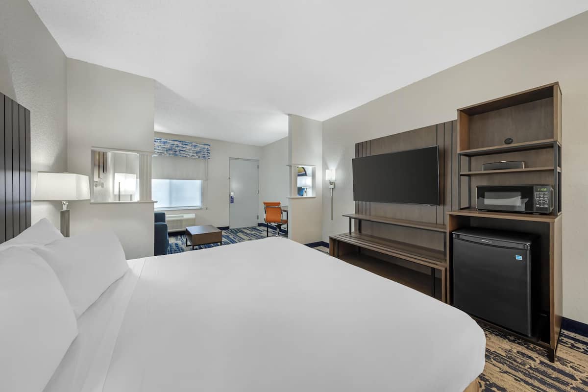 Suite, 1 Katil Raja (King), Non Smoking (with Sofabed;Separate Living Room) | Peralatan tempat tidur premium, peti besi dalam bilik