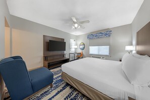 Suite, 2 Bedrooms, Non Smoking, Kitchen | Peralatan tempat tidur premium, peti besi dalam bilik 