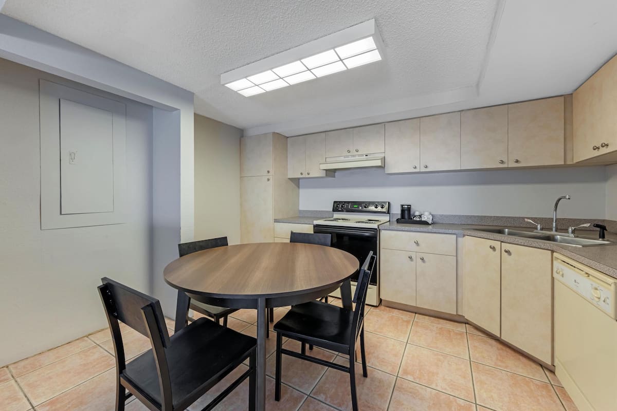 Peralatan tempat tidur premium, peti besi dalam bilik