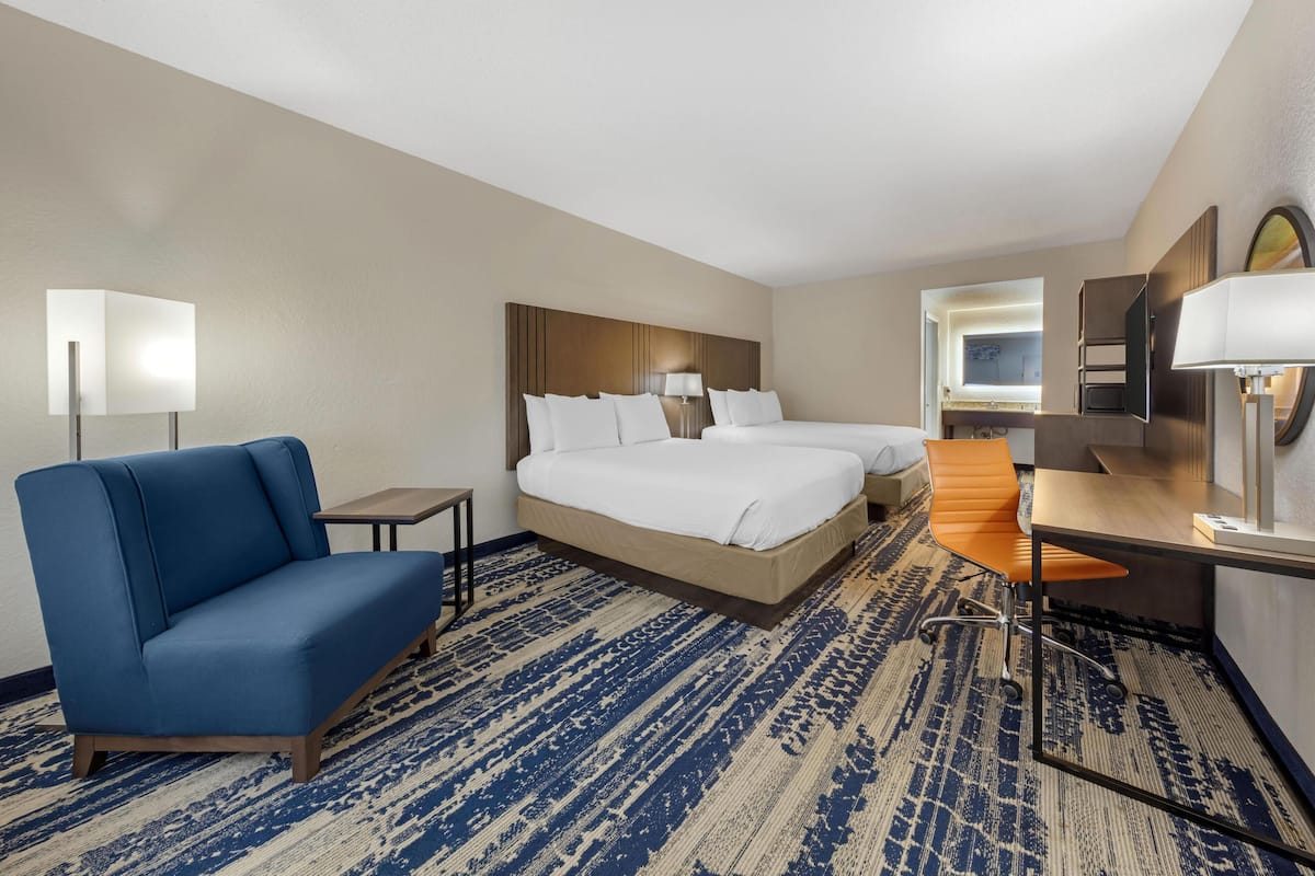 Standard Room, 2 Katil Ratu (Queen), Accessible, Bathtub | Peralatan tempat tidur premium, peti besi dalam bilik