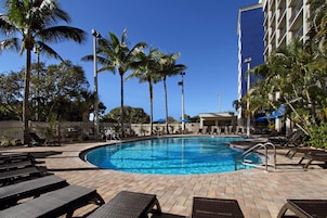 Una piscina al aire libre, sombrillas