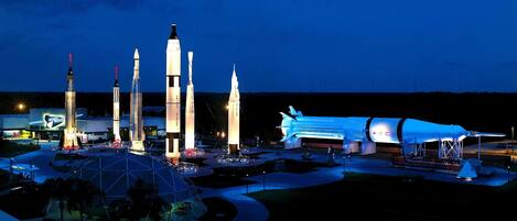 Un centro espacial con varias exhibiciones de cohetes.