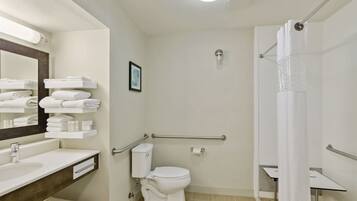 Combined shower/tub, free toiletries, hair dryer, towels