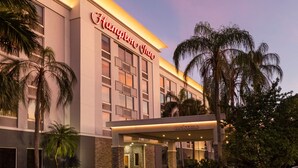 A Hampton Inn hotel with a modern facade, large windows, and a welcoming entrance. - Hampton Inn Ft. Lauderdale-West/Pembroke Pines (Pembroke Pines)