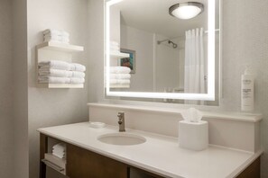 Articles de toilette gratuits, sèche-cheveux, serviettes fournies