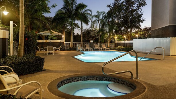 A pool area with two pools, lounge chairs, and a hot tub. - Hampton Inn Ft. Lauderdale-West/Pembroke Pines (Pembroke Pines)
