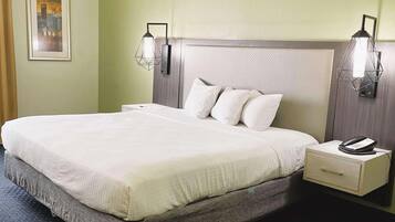 Brankas, meja kerja, setrika/meja setrika, dan Wi-Fi gratis