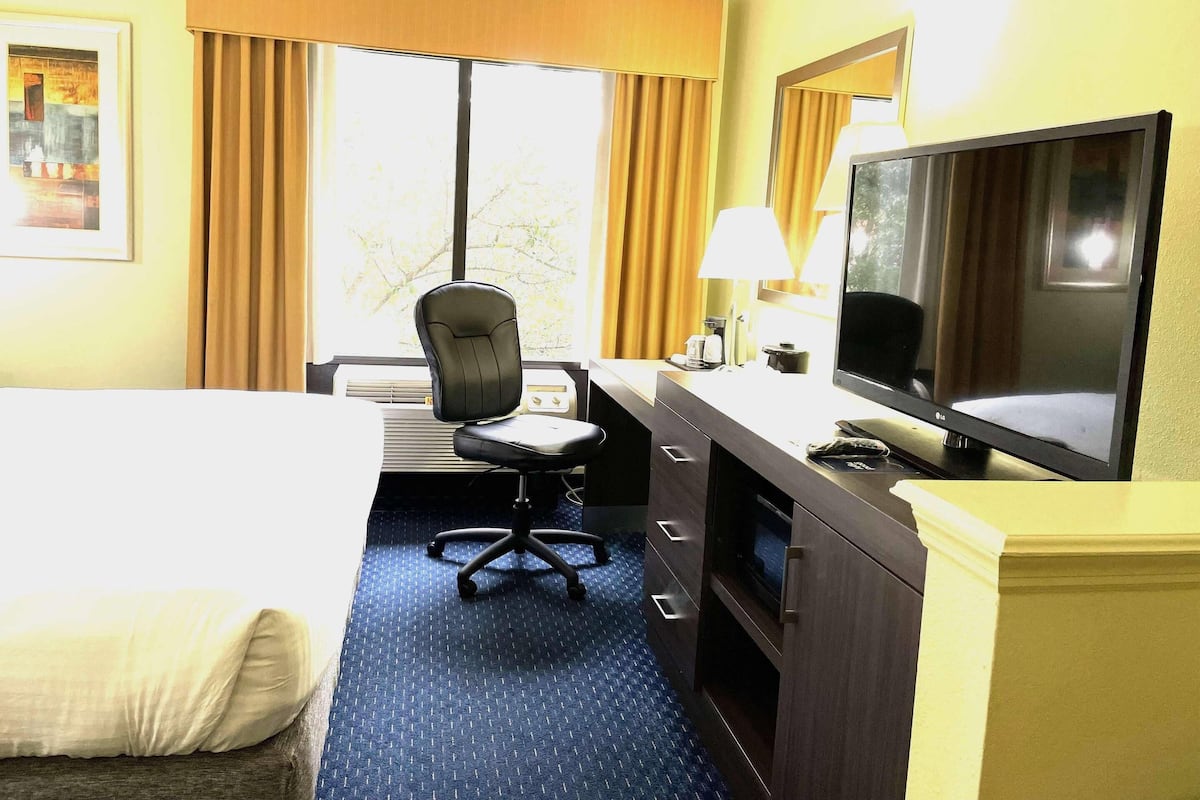 In-room safe, desk, iron/ironing board, WiFi (free)
