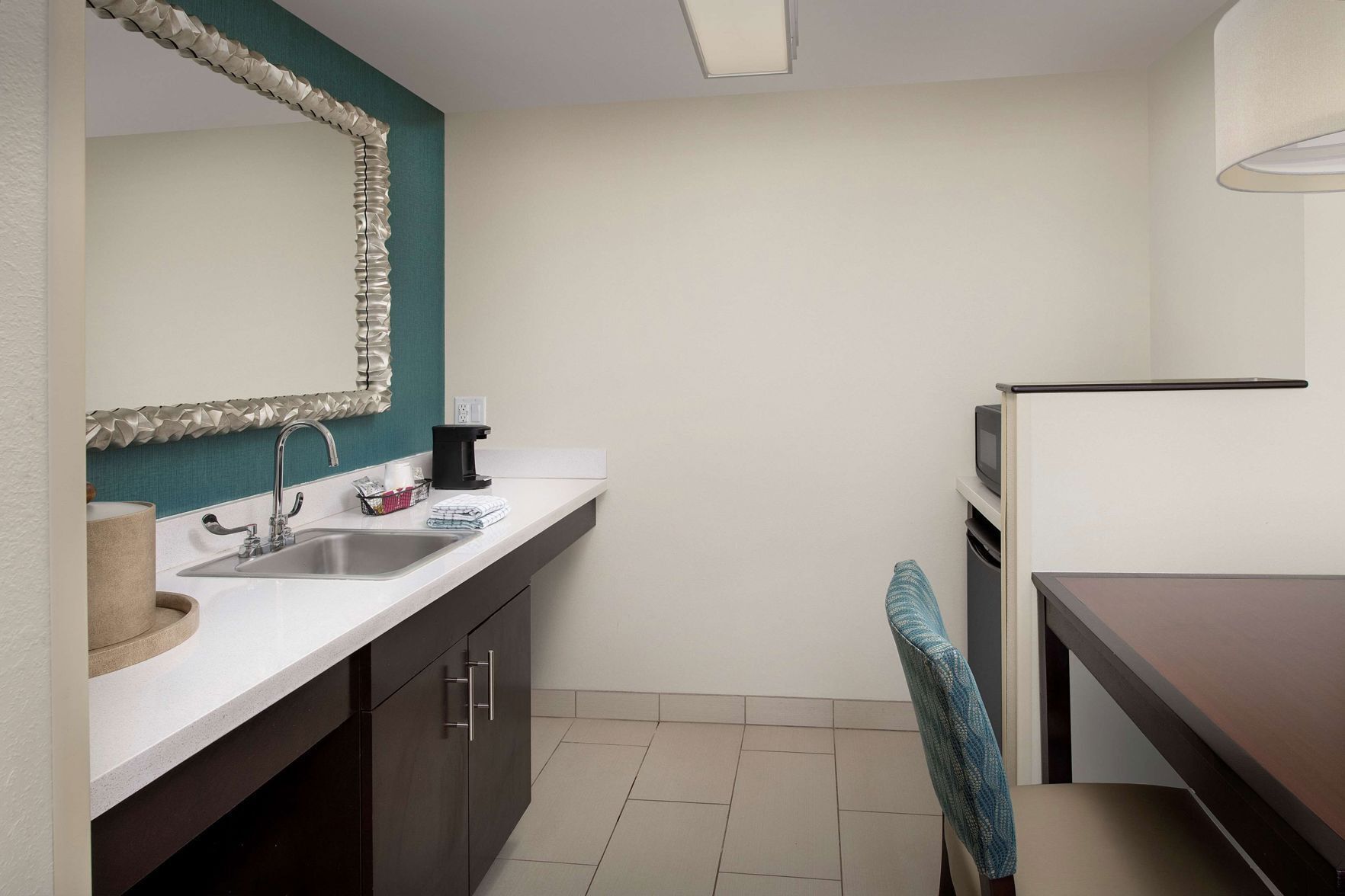 Private kitchen | Microwave, coffee/tea maker