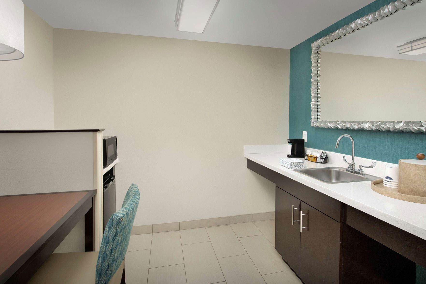 Private kitchen | Microwave, coffee/tea maker