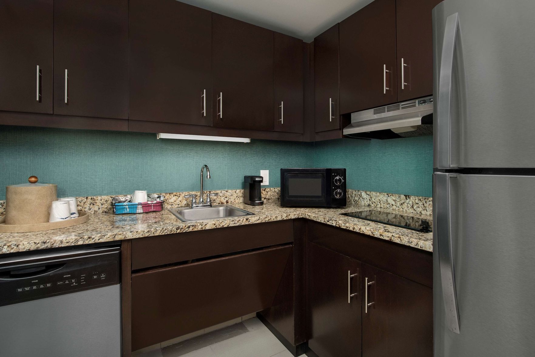 Private kitchen | Microwave, coffee/tea maker