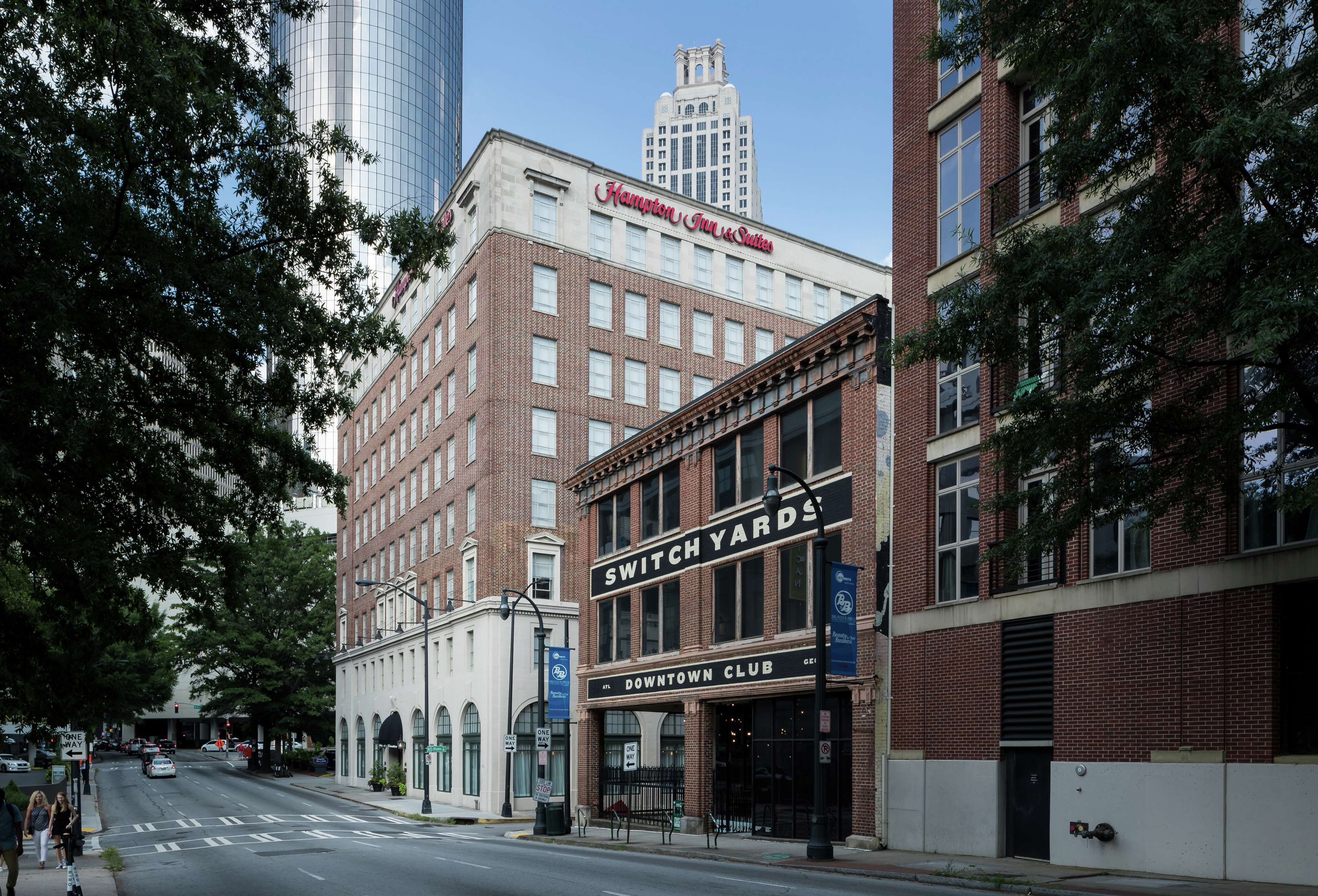 Un edificio de club en el centro con un letrero que dice 'SWITCH YARDS' y 'DOWNTOWN CLUB'.