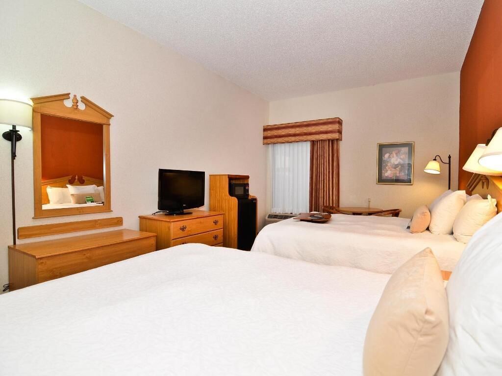 Skrivebord, strykejern/-brett, internett og sengetøy