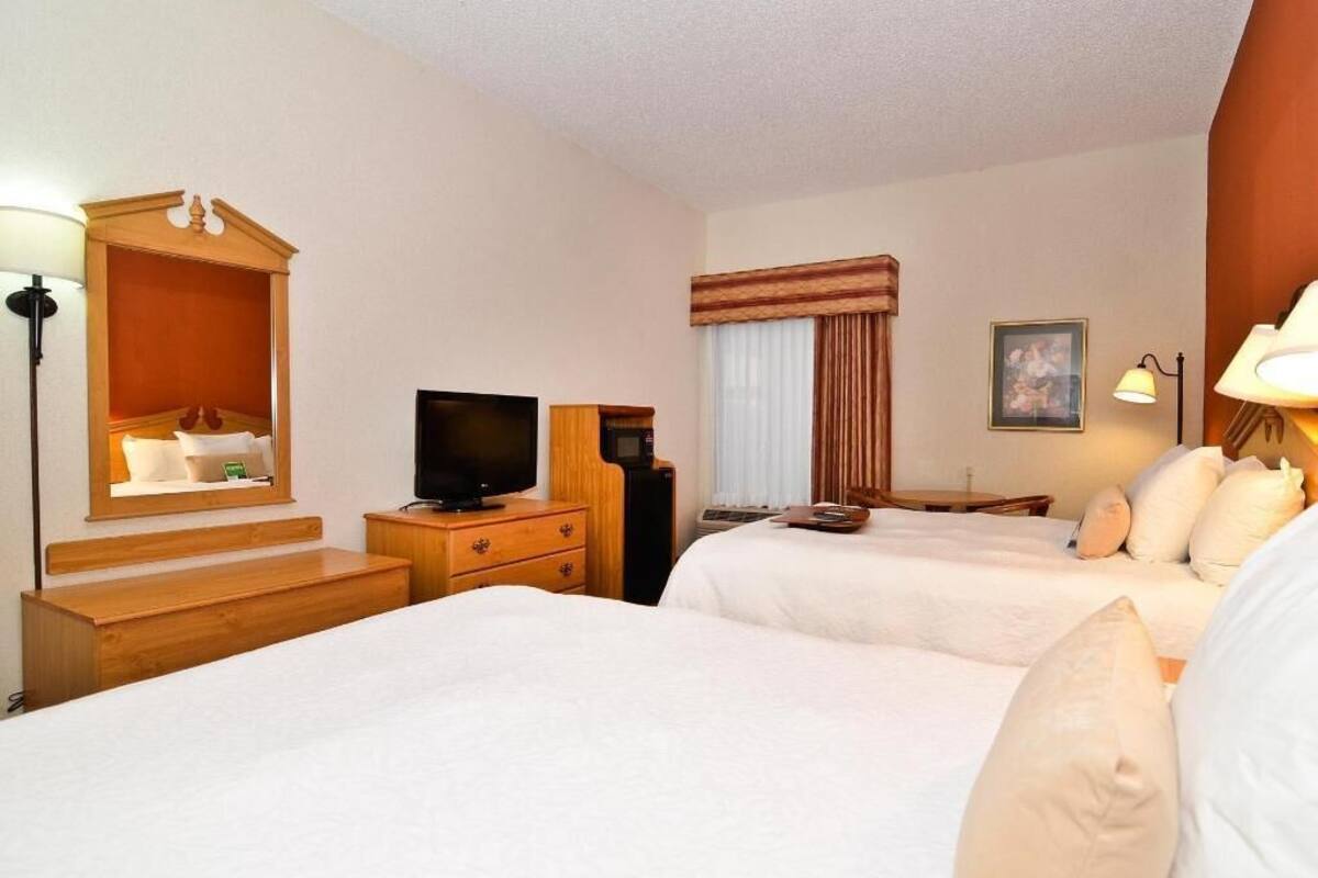 Desk, iron/ironing board, Internet, bed sheets