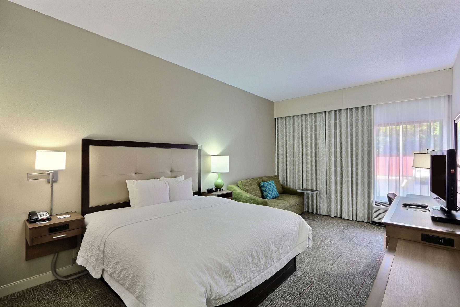 Desk, iron/ironing board, Internet, bed sheets