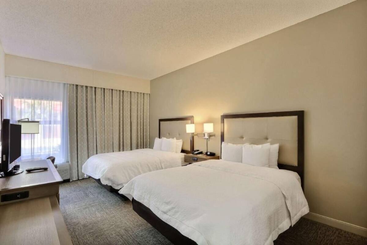 Desk, iron/ironing board, Internet, bed sheets