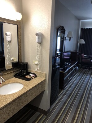 Studio Suite, 1 King Bed, Non Smoking | Room amenity