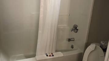 Un baño con bañera, inodoro y ducha.