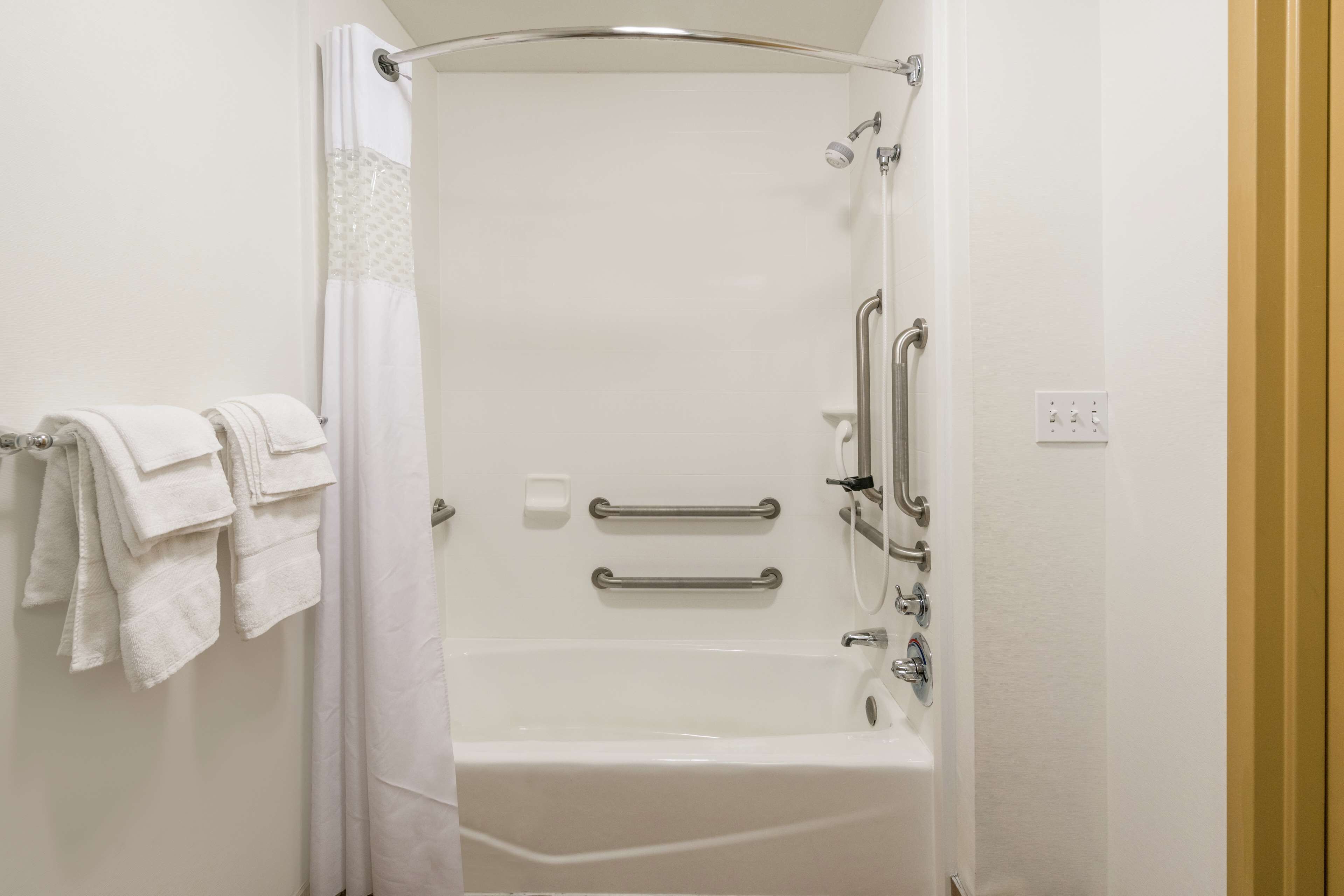 combined shower/bathtub, free toiletries, hair dryer, towels