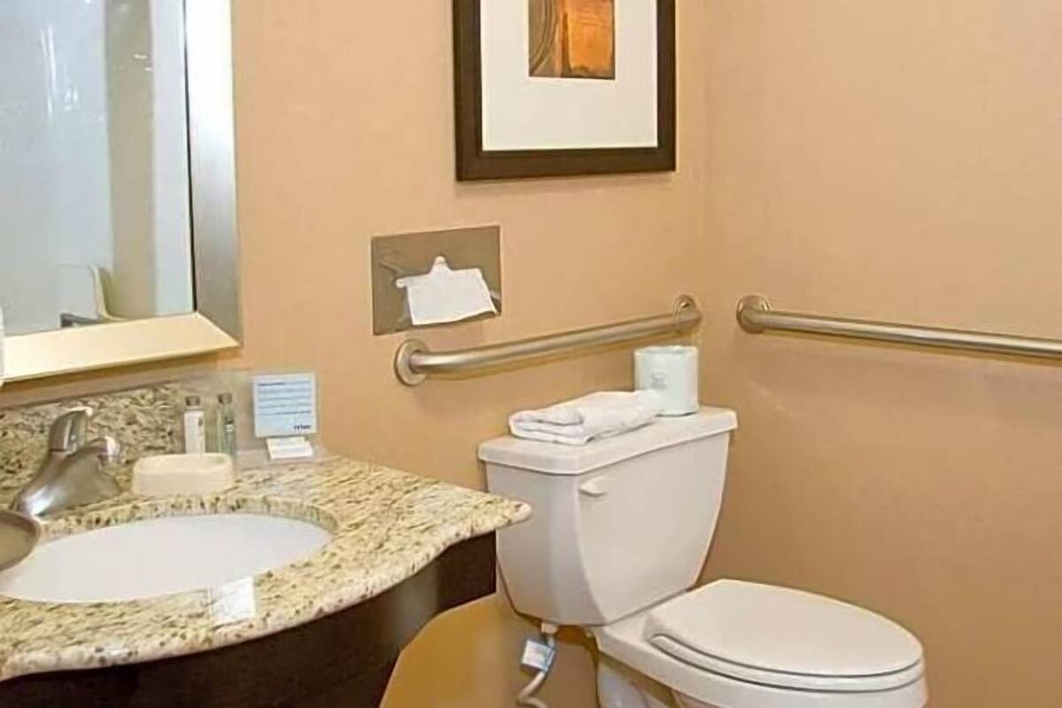 Kombinasi shower/bathtub dan perlengkapan mandi gratis