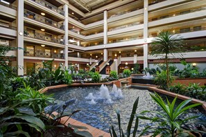 Lobby - Embassy Suites by Hilton Lexington/UK Coldstream (Lexington)