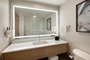 Combined shower/tub, designer toiletries, hair dryer, towels