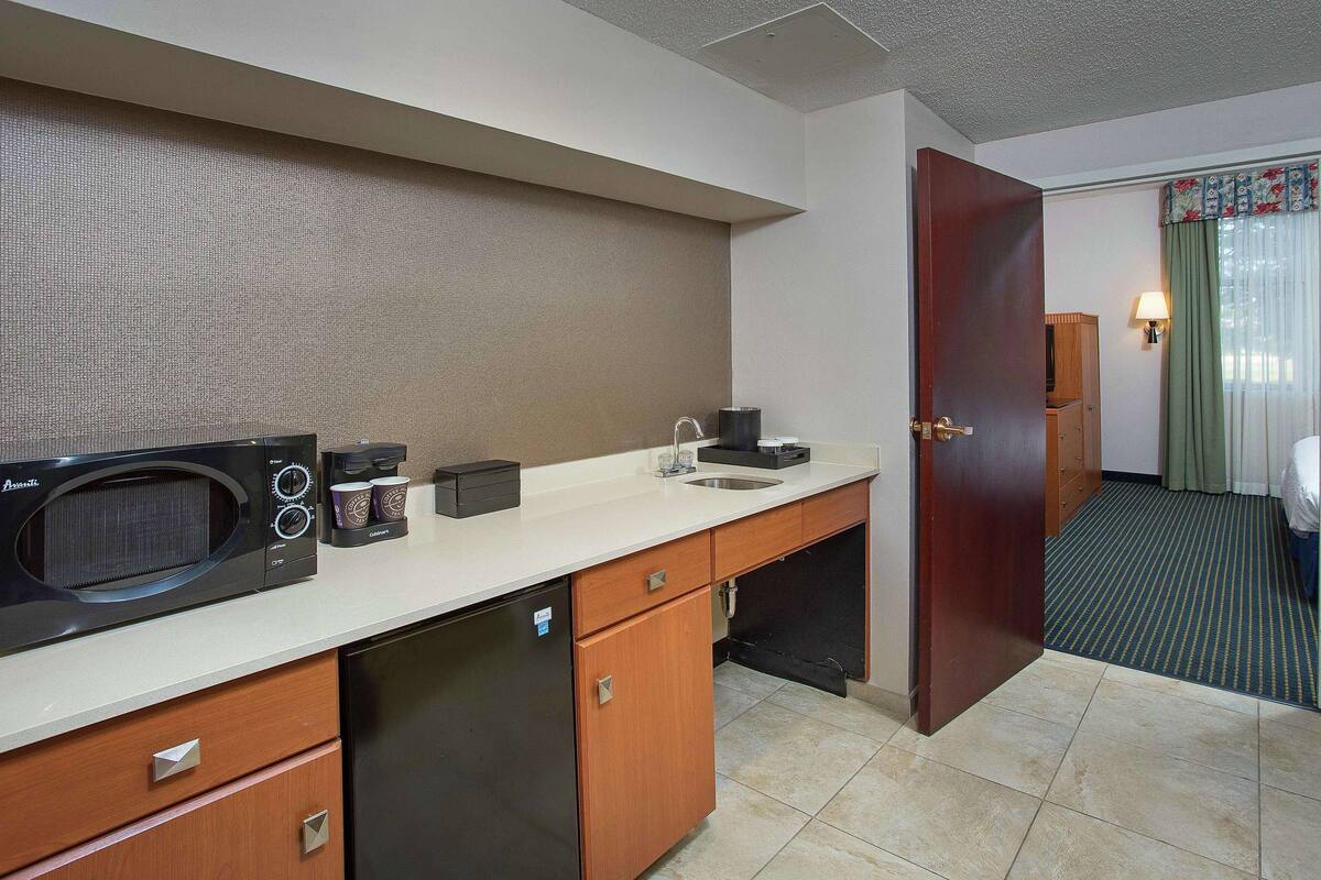 32-inch lcd tv with digital channels, tv, mp3 dock